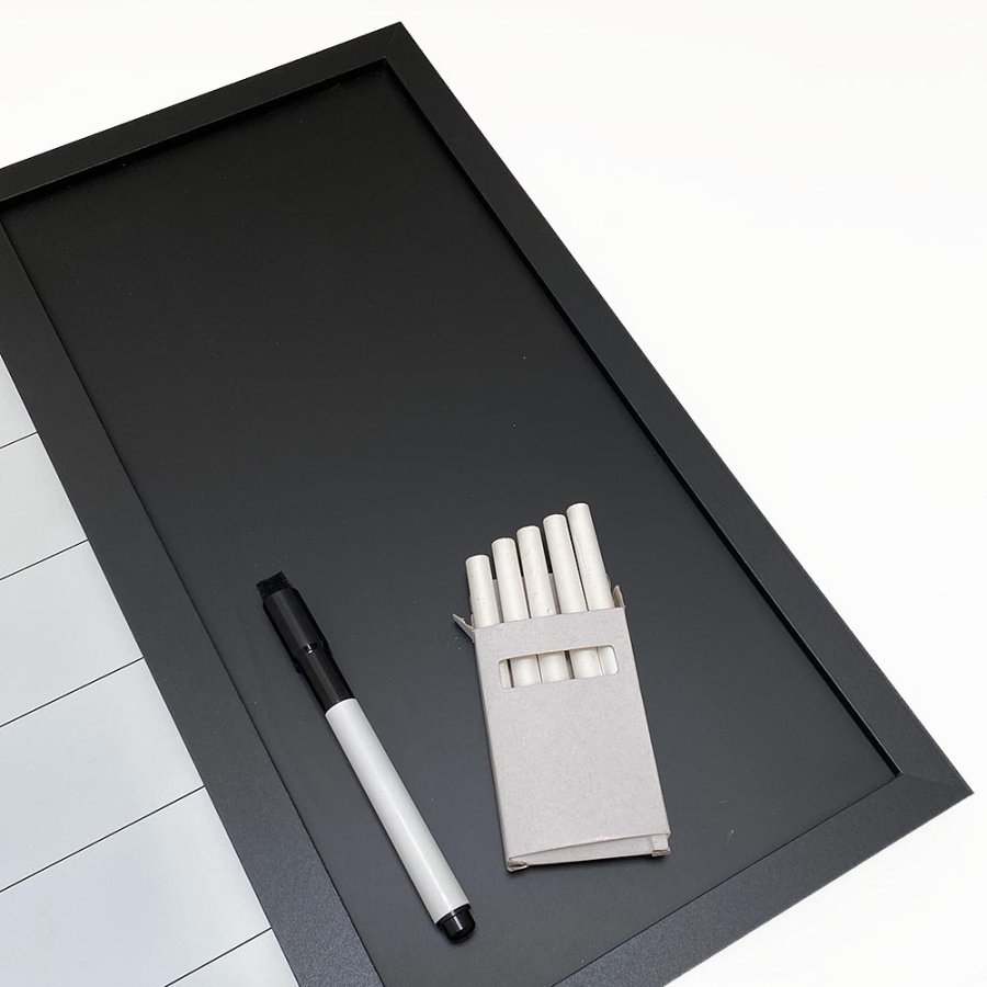 Whiteboard med ugeplan TYSK, kork og kridt tavle 70 x 50 cm, inkl. sort magnetisk tush, 4 x sorte 20 mm magneter, 12 sorte n&aring;le og 1 pakke kridt (5 stk.)