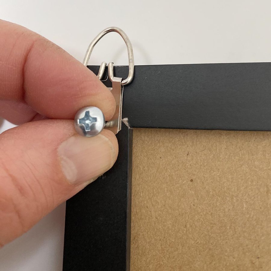 Whiteboard med ugeplan TYSK, kork og kridt tavle 70 x 50 cm, inkl. sort magnetisk tush, 4 x sorte 20 mm magneter, 12 sorte n&aring;le og 1 pakke kridt (5 stk.)