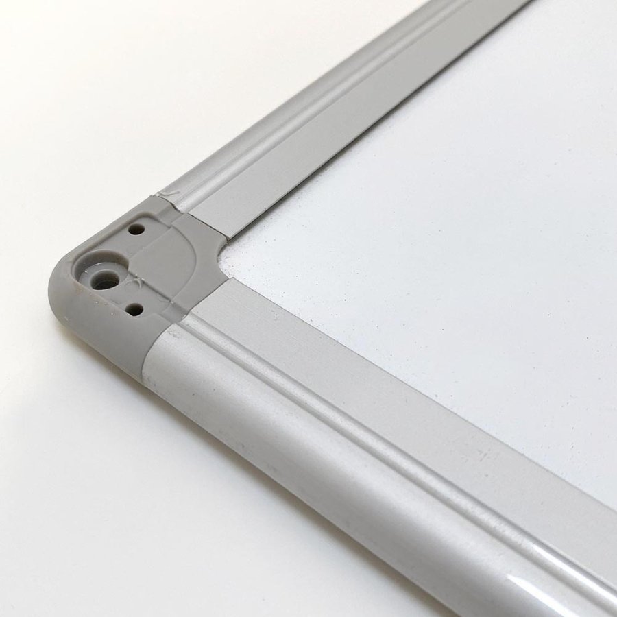 Whiteboard og kork kombitavle s&aelig;t 60x40cm, inkl. sort magnetisk marker, 4 x sorte 20mm magneter, 12 sorte n&aring;le og monteringss&aelig;t