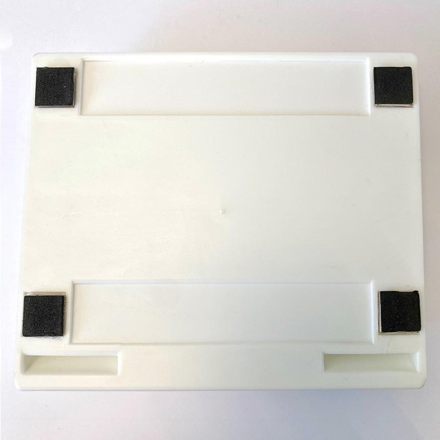 Magnetisk penneholder til 4 penne, hvid plast med 4 magneter p&aring; bagsiden (ogs&aring; inkl. 4 selvkl&aelig;bende puder)