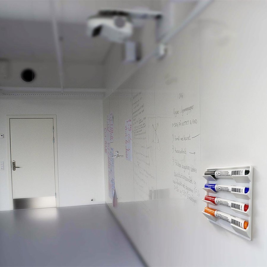 Magnetisk penneholder til 4 penne, hvid plast med 4 magneter p&aring; bagsiden (ogs&aring; inkl. 4 selvkl&aelig;bende puder)