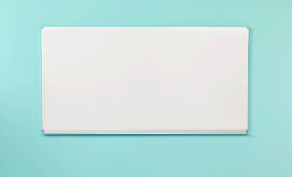 Skoletavle whiteboard med pennehylde i fuld l&aelig;ngde, 120x300cm.