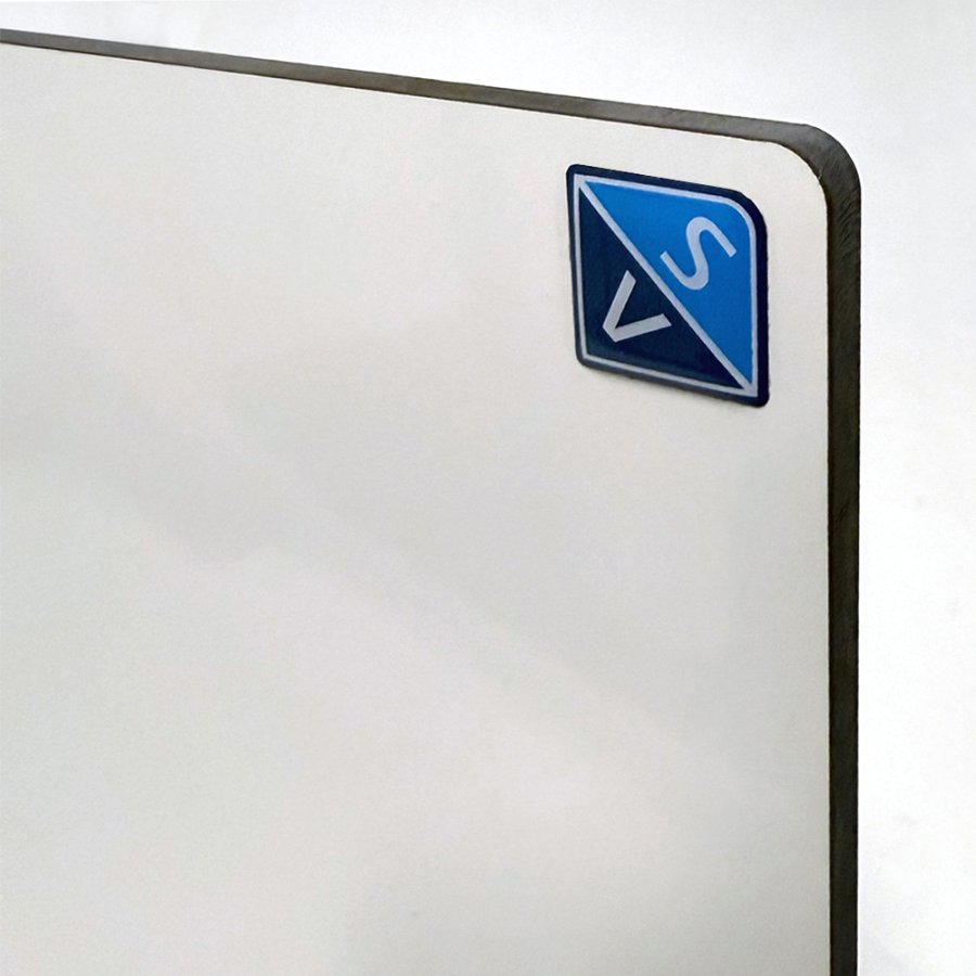 Visual design tavle med sort kant og afrundede hj&oslash;rner, 100x100 cm